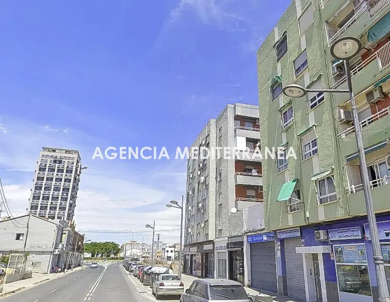 Piso en venta en La Torre Valencia 3 habitaciones 1 baño