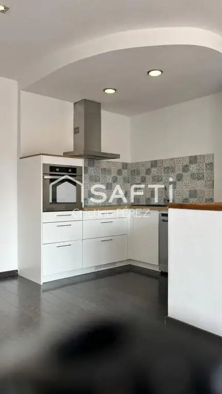 Chalet en Blanes con Local Comercial y Terraza