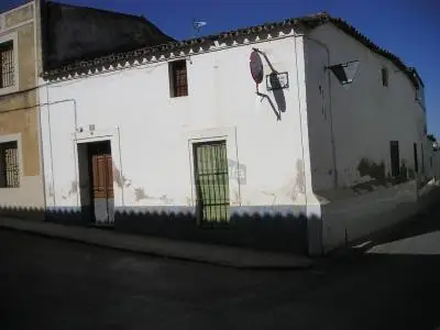 Casa con 5 dormitorios y patio en Puebla de Sancho Pérez