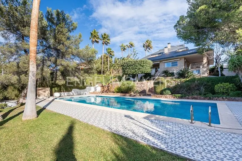 Chalet de Lujo en Alfinach Valencia con Piscina y 5 Dormitorios