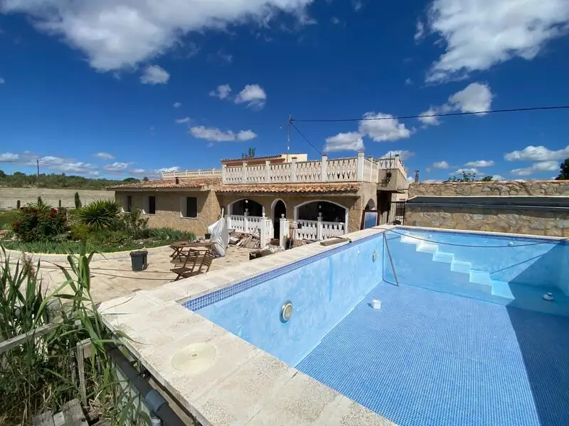 Casa de Campo con 3 Viviendas y Piscina en Sax Alicante
