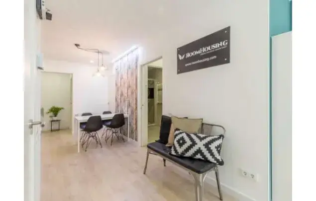 Alquiler piso 124m² Barcelona: 4 dormitorios, 2 baños, moderno
