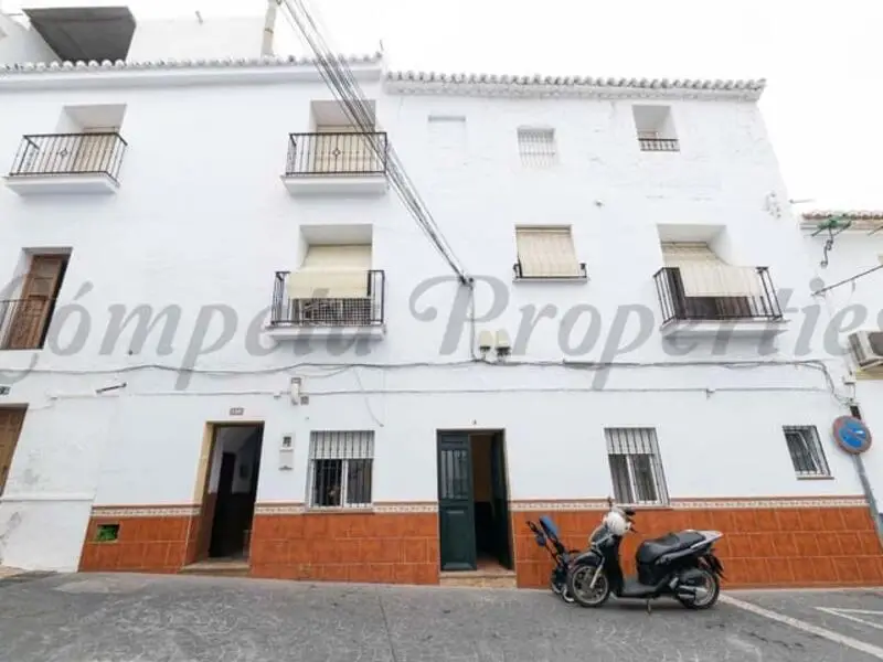 Casa de Pueblo en Torrox con 4 Dormitorios y Terraza
