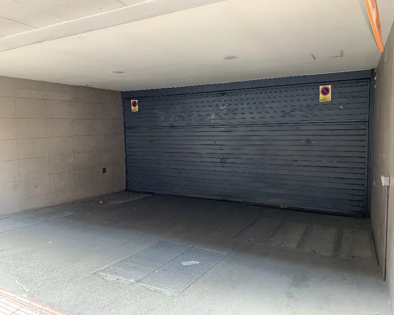 Garaje en Venta Madrid Calle Roma 26m2