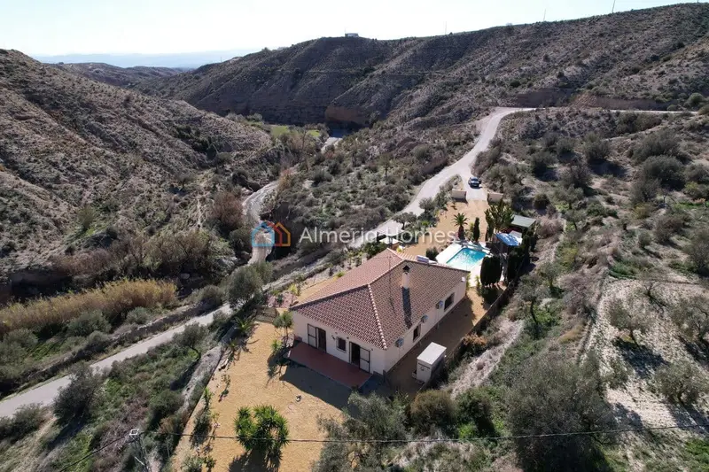 Chalet en Venta en Oria Almeria 4 Dormitorios Piscina Jacuzzi
