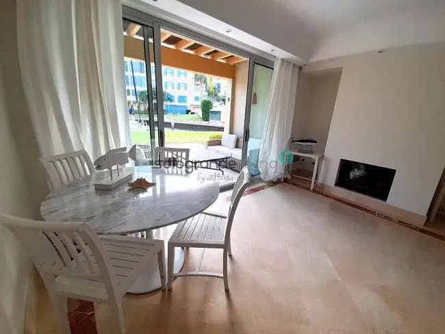 Apartamento en Sotogrande con Jardin y Piscina Privada