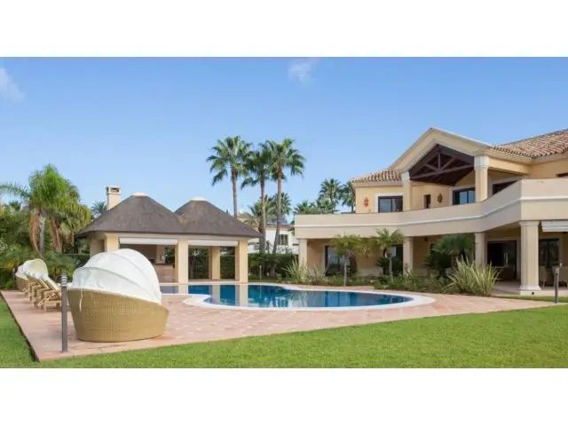 Villa de Lujo en Playa Las Chapas Marbella