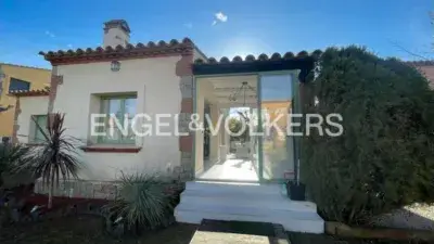Chalet Reformado en Peralada con Piscina y Jardin