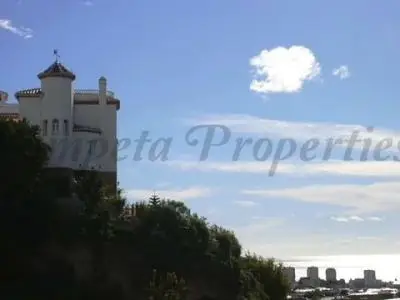 Casa en Torrox con Vistas al Mar Piscina y Garaje