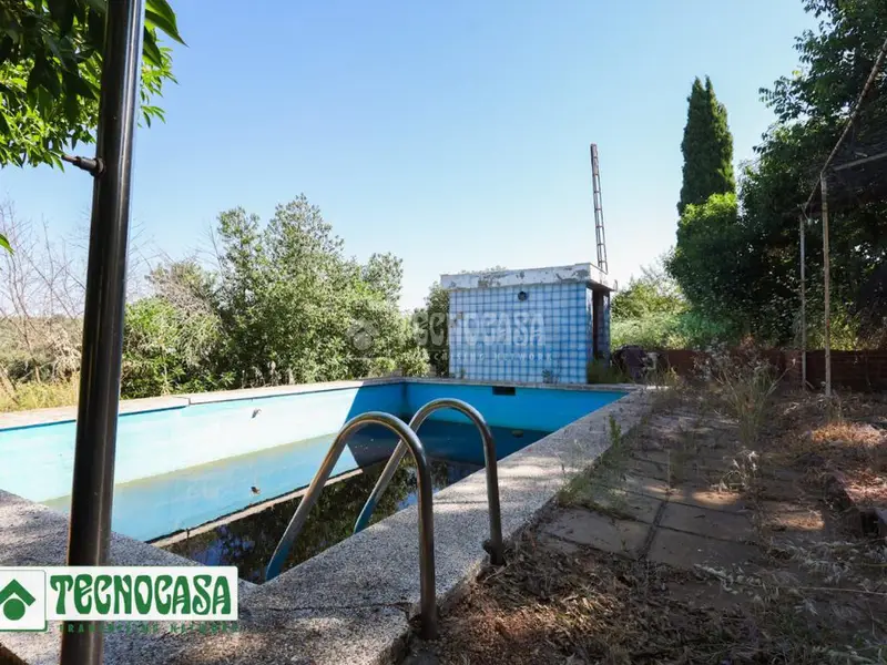 Casa en Venta en La Carlota con Piscina y Cortijo