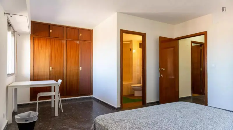 Habitacion Doble con Baño Privado en Piso de 4 Habitaciones