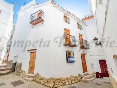 Casa Renovada en Cómpeta con Vistas al Mar