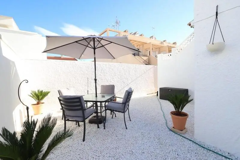Bungalow en Torrevieja con Vistas al Mar y Jardin