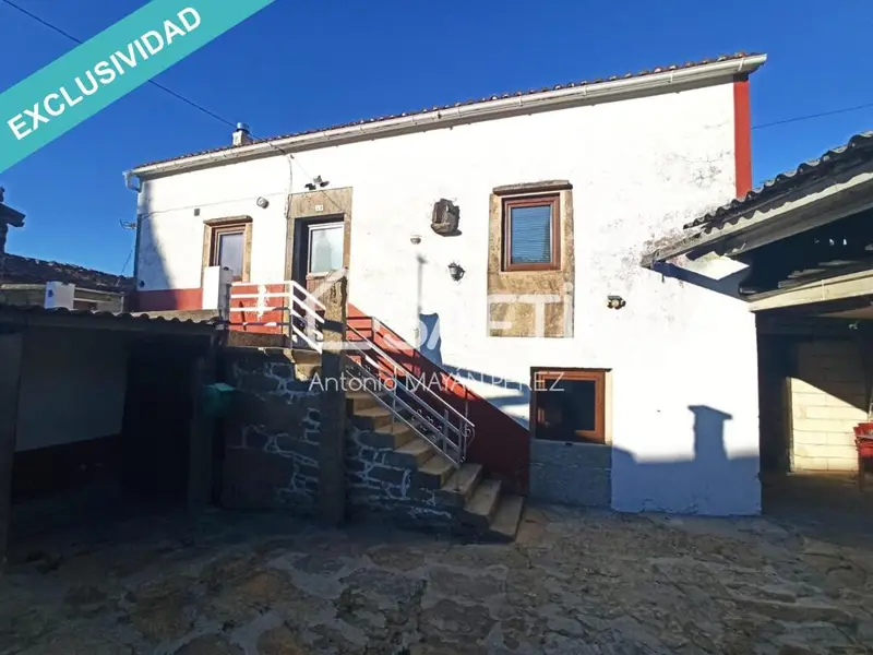 Casa en Queiruga con Terraza y Horreo para Reformar