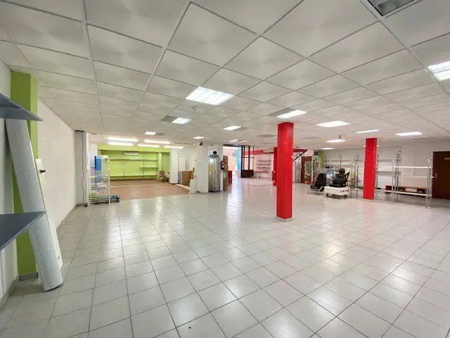 Venta Local comercial con garaje en Poligono el Nevero Badajoz