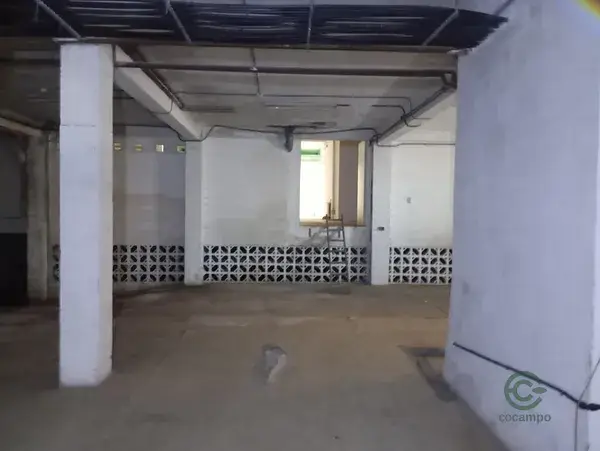 Bajo Comercial en Pontevedra: Ideal para Garajes