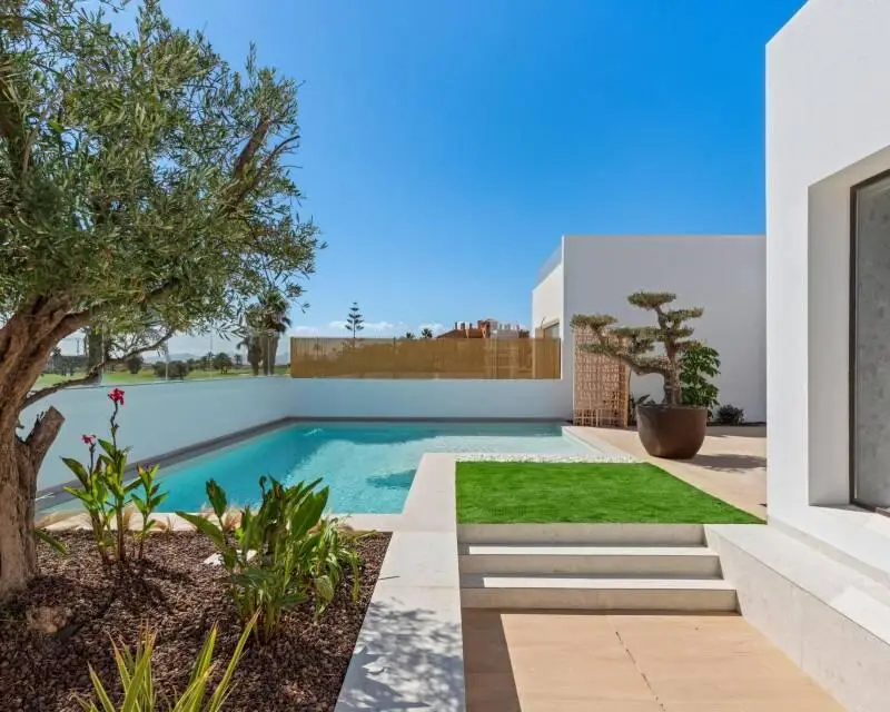 Villa en Los Alcázares con Piscina Privada y Vistas a Golf