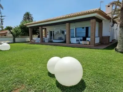 Villa de Lujo en Denia con 4 Dormitorios y Vistas al Mar