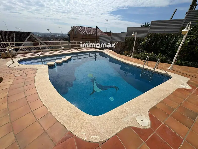 Chalet en Viladecans con Vistas al Mar y Piscina