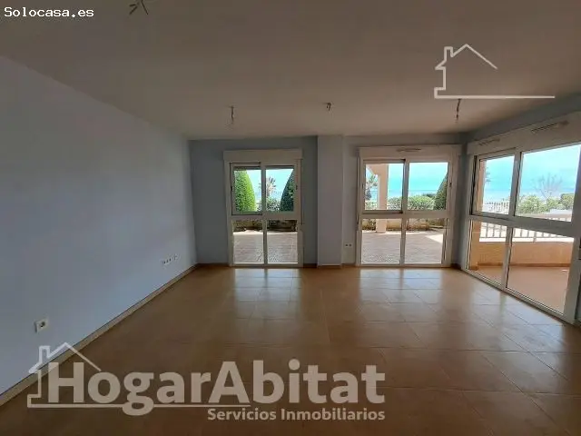 Apartamento en Primera Linea de Playa con Piscina y Terraza