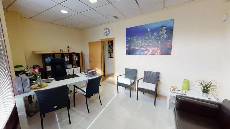 Local Comercial en Orihuela con Tres Espacios y Dos Baños