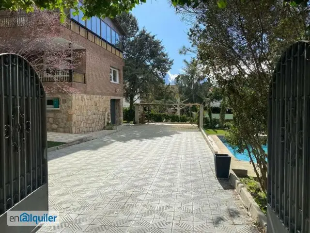 Casa independiente en Boadilla del Monte con piscina y jardín