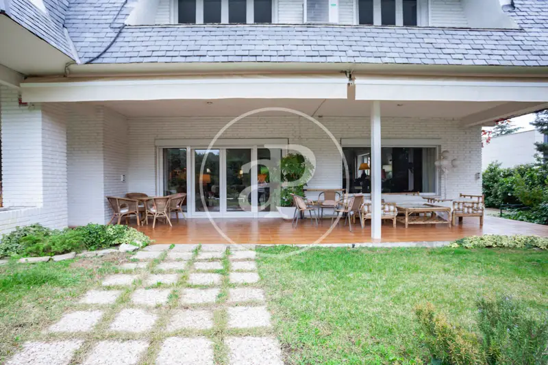 Chalet con Piscina y Vistas al Golf en Fuentelarreina