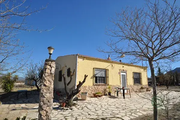 Casa Rural en Salinas Alicante con terreno, huerto y gallinero