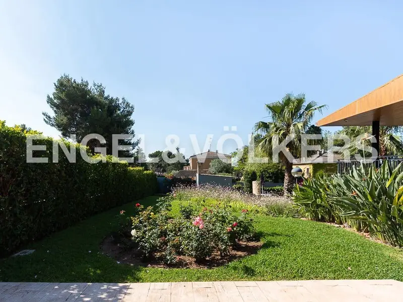 Chalet en venta en La Cañada Paterna 6 dormitorios 4 baños