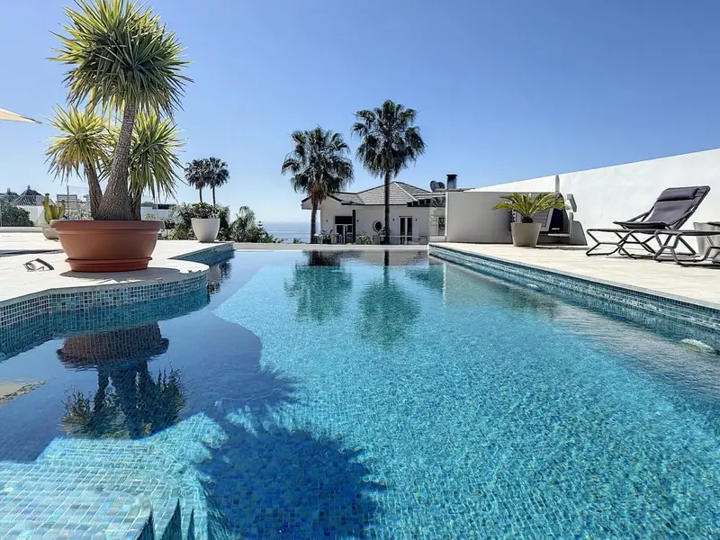 Chalet en Marbella con Vistas al Mar y Piscina Privada