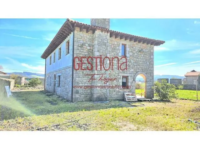 Casa con 2 Apartamentos en Galizano Cerca de la Playa