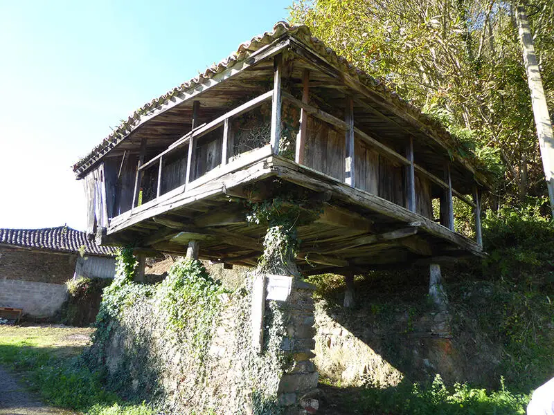 Casa de Campo en Asturias con Hórreo y Terreno
