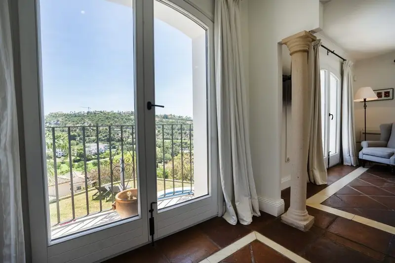 Villa de Lujo en Los Arqueros con Vistas al Mar