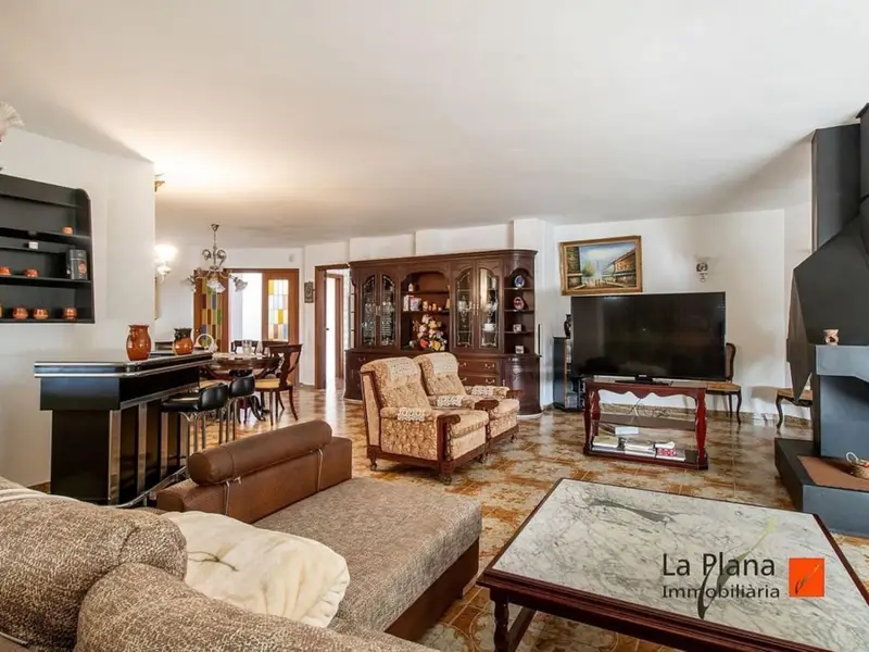 Chalet en venta con piscina y pista de tenis