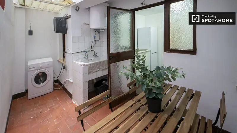 Habitacion en piso de 5 dormitorios Aiora Valencia