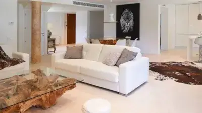 Chalet en Alquiler en Ibiza: Villa de Lujo con Piscina y Jacuzzi