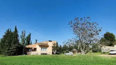 Chalet en Binéfar con Jardín de 13000m2 y 6 Habitaciones