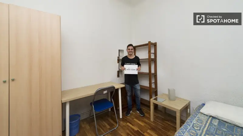 Amplia habitación en piso compartido en Malasaña, Madrid