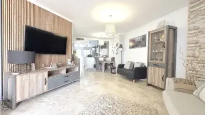Apartamento en Baja Calahonda con 2 Dormitorios y Terraza