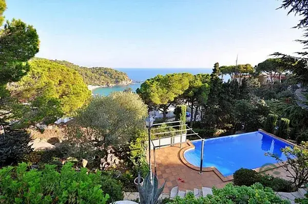Casa en Cala Canyelles con Vistas al Mar