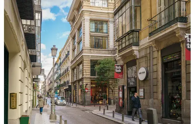 Rent 1 bedroom apartment of 200 m² in Madrid