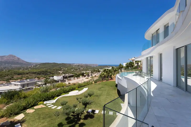 Chalet de Lujo en Javea con Piscina Interior y Exterior