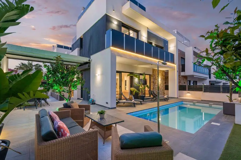 Chalet en Alquiler Orihuela Costa: Villa Moderna 4 Dormitorios Piscina
