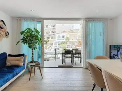 Casa en Canal Empuriabrava: Reformada con Vistas al Agua