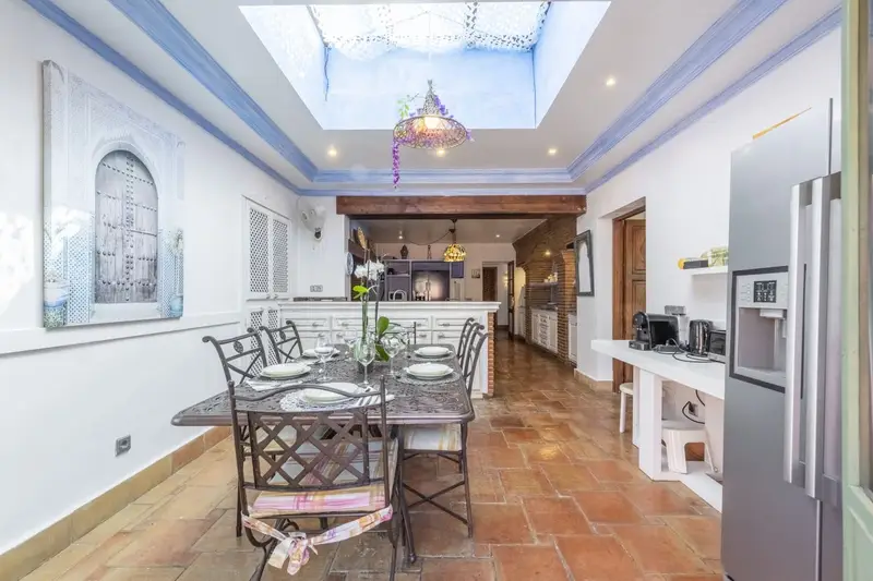 Chalet en alquiler en Marbella estilo bohemio con jardín y apartamento de invitados