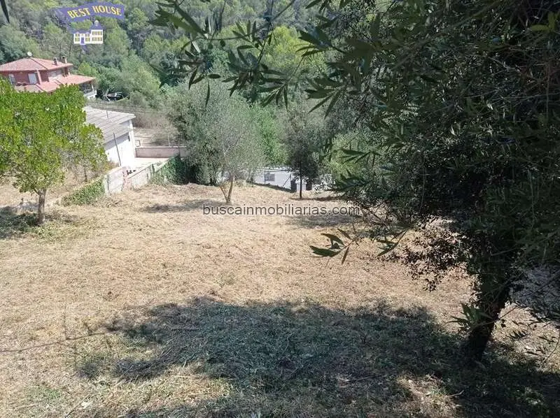 Parcela en Venta en Rubí - Suelo Residencial con Acceso a Dos Calles