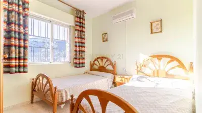 Chalet con Piscina en Olivares