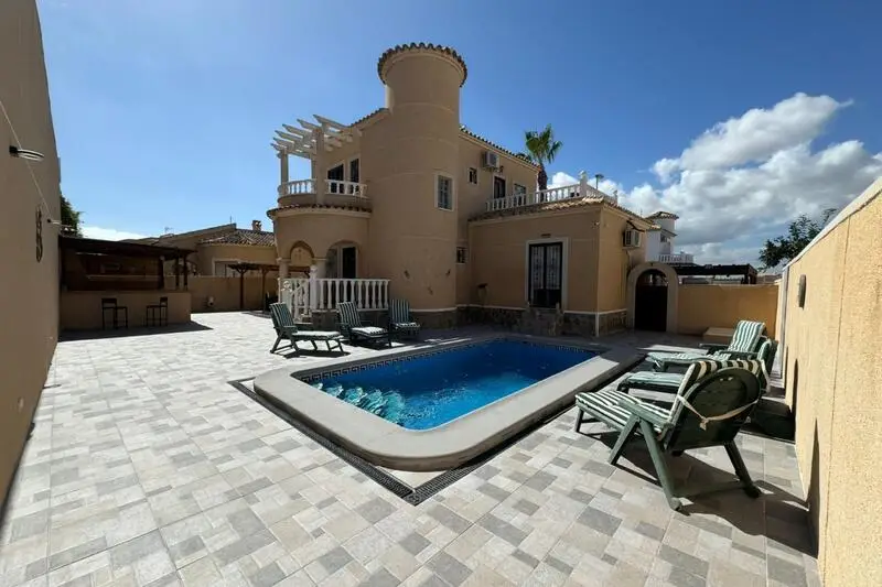 Villa de 4 Dormitorios en Benijófar con Piscina Privada