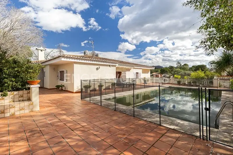 Chalet en Venta en Alzira con Piscina y Casa de Invitados