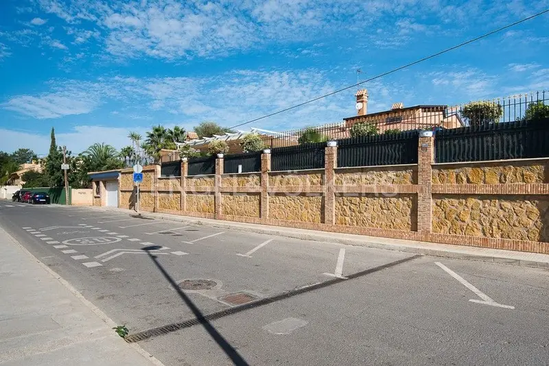 Chalet de Lujo en Venta Sagunto con Piscina y Jacuzzi
